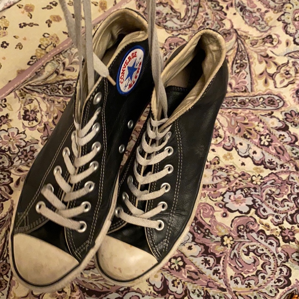 Converses black leather